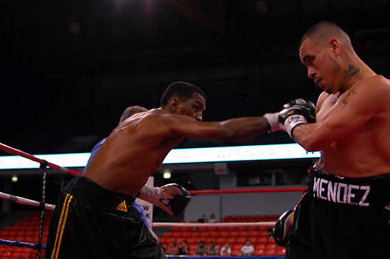 Genaro Mendez (R) eludes a jab from Gabriel Morris in his hard-fought pro debut