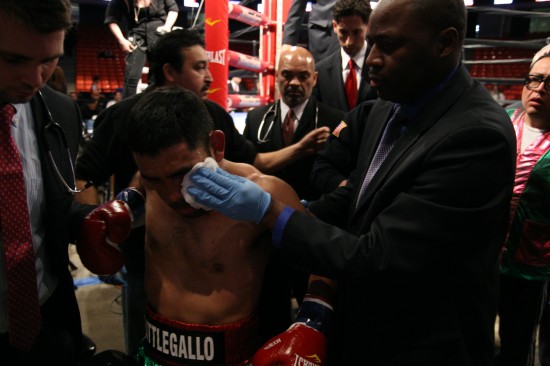 Gallo is escorted from the ring (Juan C. Ayllon photo).