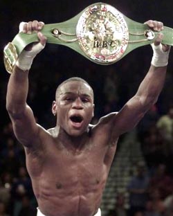 Floyd defends title