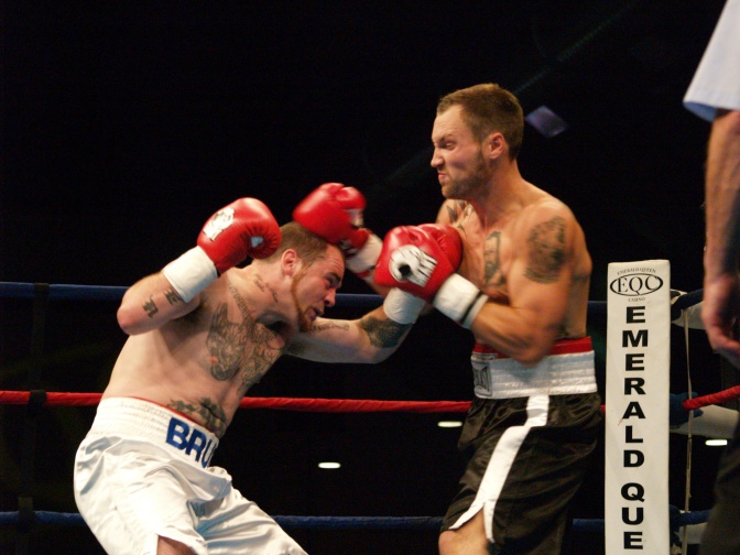 Brue(left)pressesthefight (124k image)