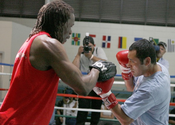 DeLaHoyaMayweatherSrTrainingSM (71k image)