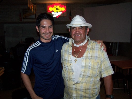 JoseHernandez&CustomerSM (46k image)