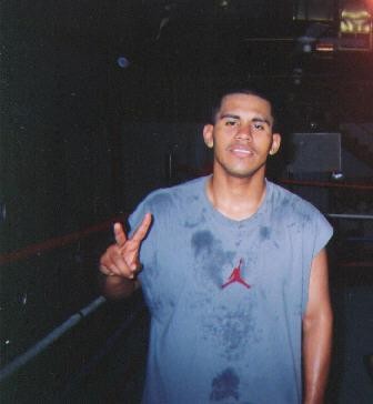 Juan_Diaz_flashes_victory_sign (18k image)